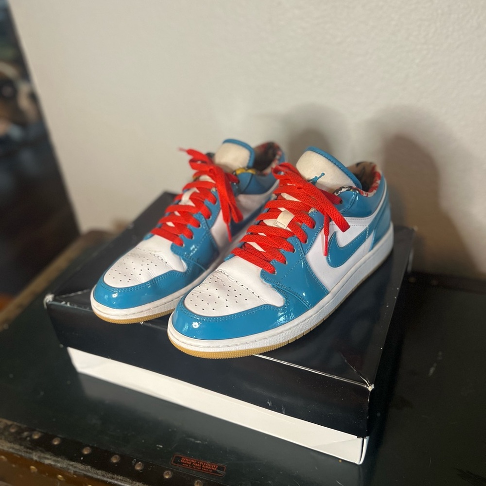 Men's Blue and Red Athletic Shoes